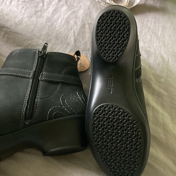 NWT gray JBU booties, size 7.5, vegan leather. Comfortable and stylish. - Picture 3 of 13